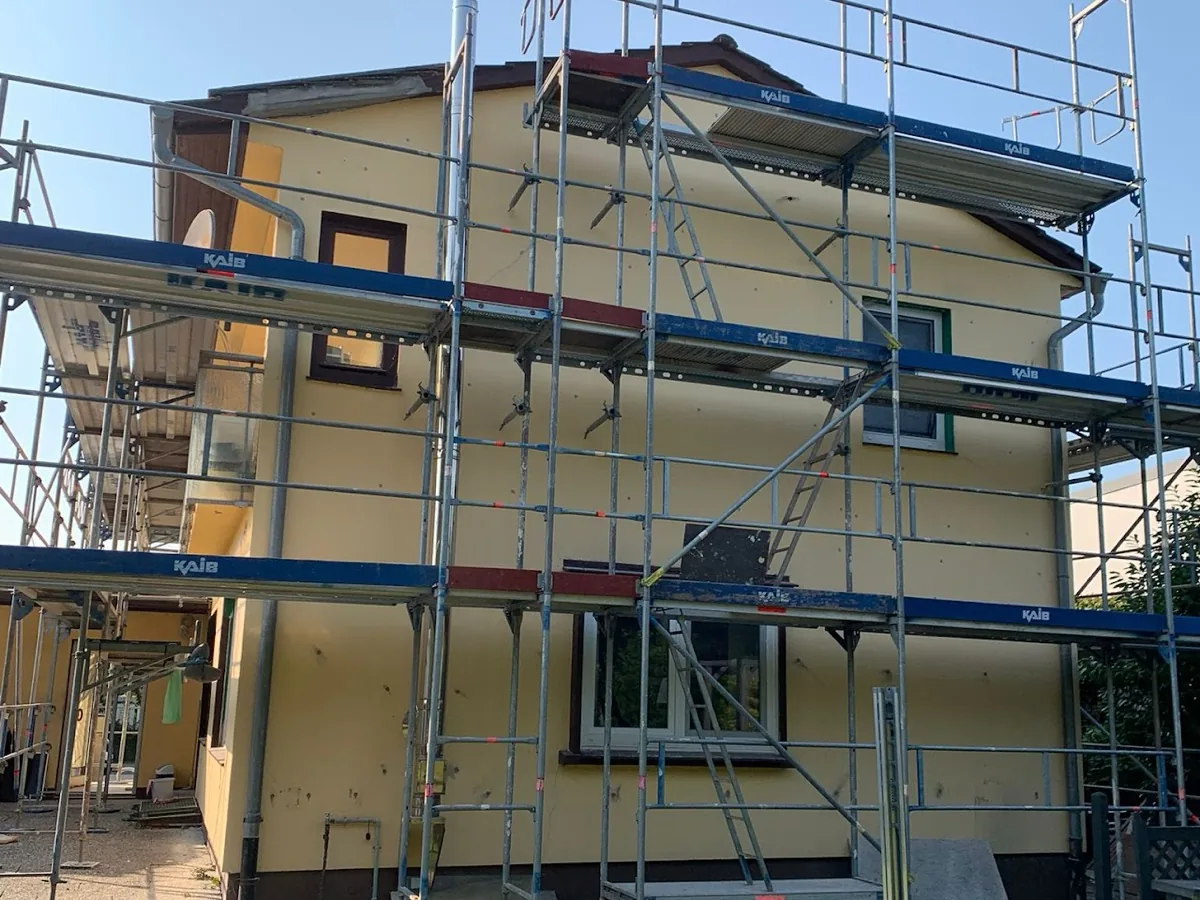 Eingerüstetes Wohnhaus während Fassadenarbeiten durch Appiarius im Elbe-Weser-Raum