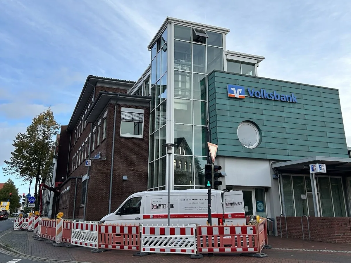 Appiarius Fahrzeug vor einem Gewerbeobjekt, Volksbank Stade-Cuxhaven
