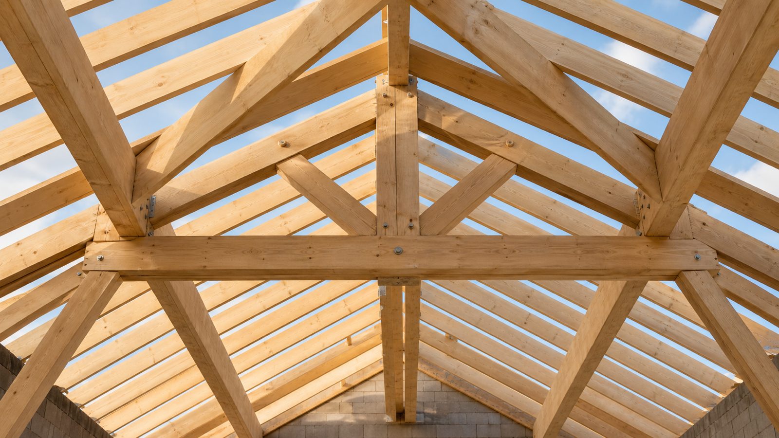 Holzbau mit Dachkonstruktion und Zimmererarbeiten
